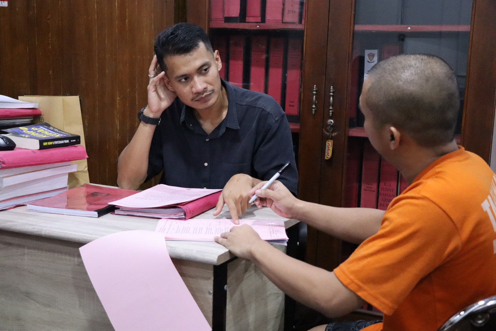Penyerahan Tersangka dan Barang Bukti Perkara Tindak Pidana Penggelapan