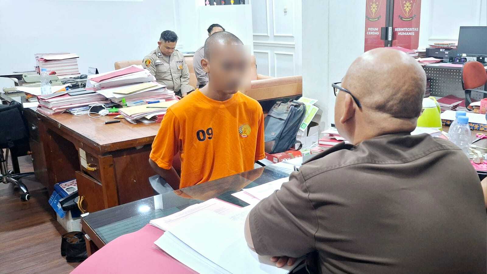 JPU Kejari Kota Tegal Terima Penyerahan Tersangka dan Barang Bukti Terkait Perkara Dugaan Tindak Pidana Pencurian