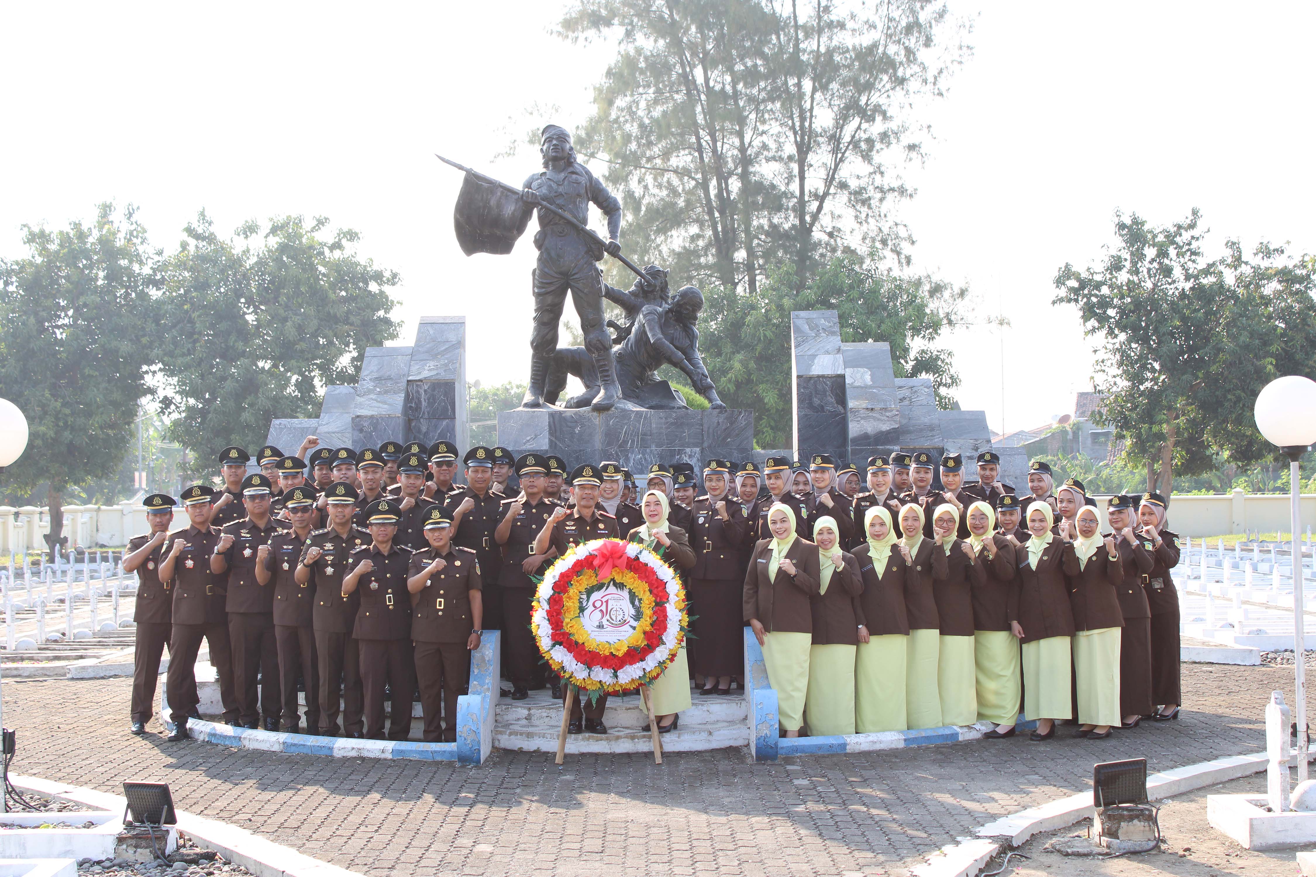Sambut Hari Lahir Kejaksaan RI Ke-81, Kejari Kota Tegal bersama IAD Daerah Kota Tegal Laksanakan Upacara Ziarah dan Tabur Bunga